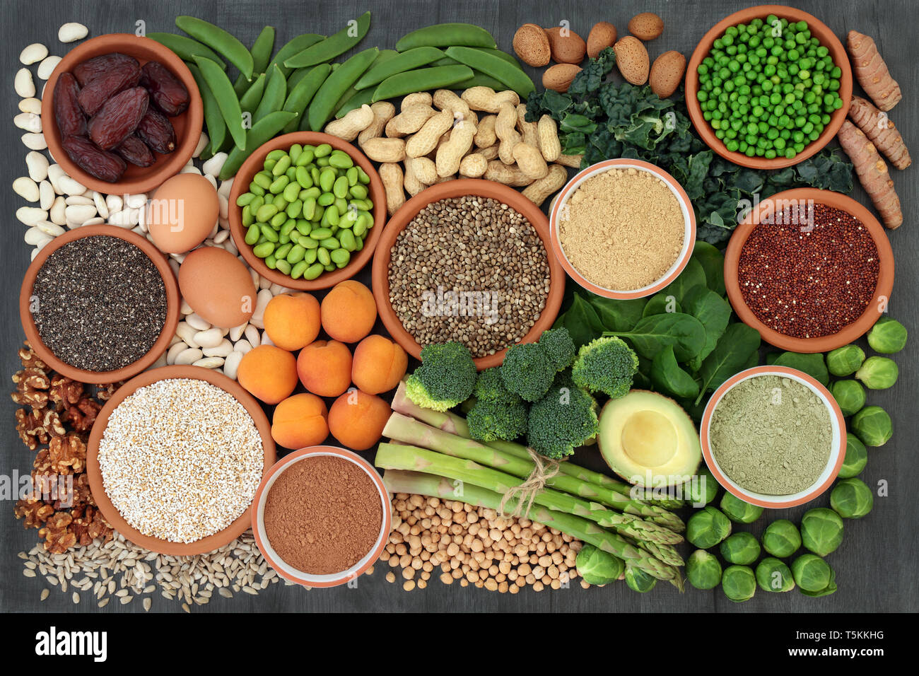 Health Food high in Protein mit Hülsenfrüchte, Gemüse, Trockenobst, Getreide, Milchprodukte, zu ergänzen, zu Pulver, Samen und Nüsse. Stockfoto