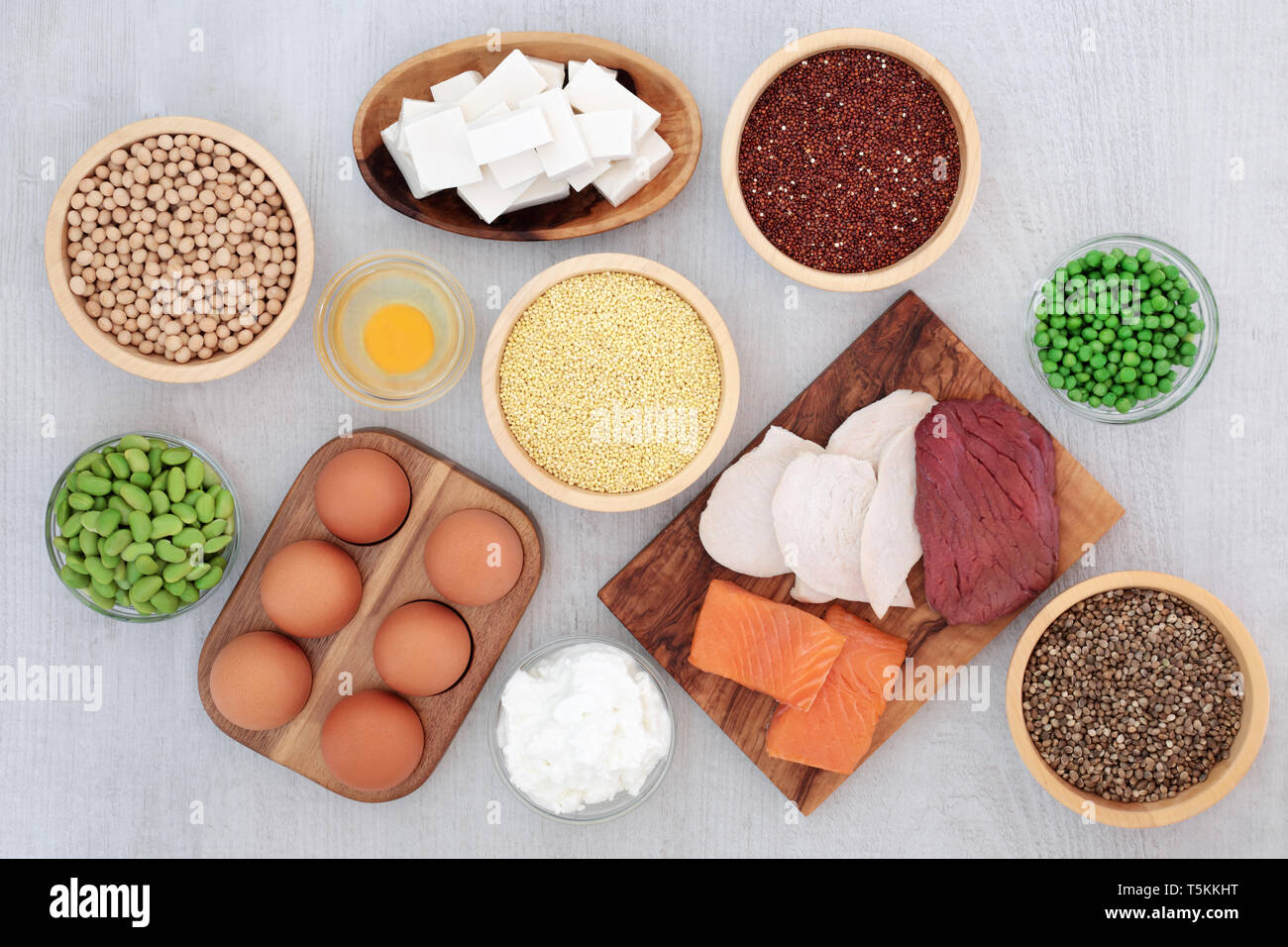 Health Food high in Protein mit Fleisch, Fisch, Milchprodukte, Hülsenfrüchte, Tofu, Gemüse, Körner, Samen und Nüsse. Stockfoto
