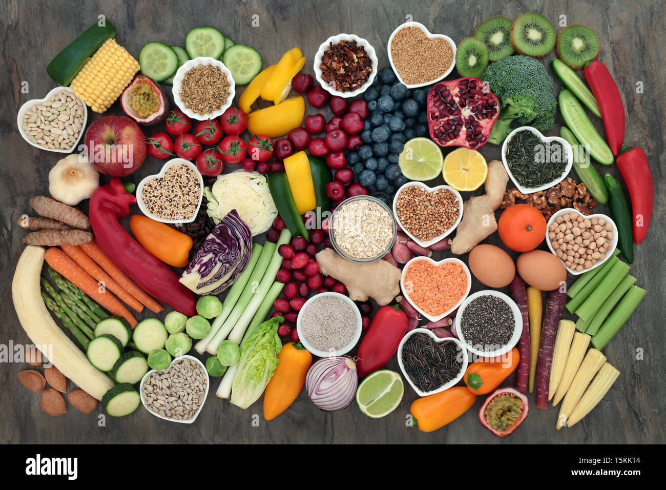 Gesunde Wahl mit super Essen von frischem Obst, Gemüse, Samen, Hülsenfrüchte, Getreide, Körner, Nüsse, Kräuter und Gewürze. Stockfoto