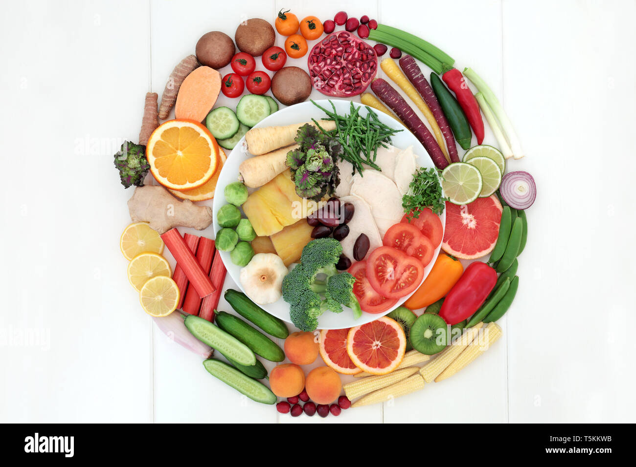 Gesundheit Ernährung für ein gesundes Leben Konzept mit Fleisch, Fisch, frisches Obst, Gemüse und Gewürze mit Lebensmittel, die einen hohen Gehalt an Anthocyanen und Antioxidantien. Stockfoto