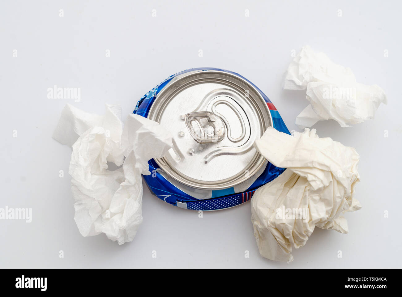 Komprimierte Aluminium kann von einem kohlensäurehaltigen Getränk mit zerknitterten Blätter zerdrückt werden. Umweltverschmutzung, Abfall, Ökologie. Stockfoto