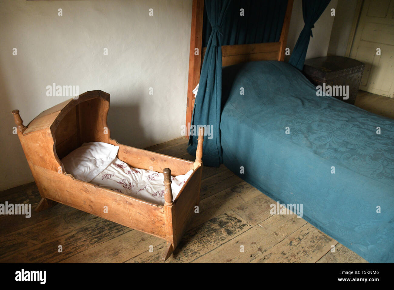 Typische Schlafzimmer mit Ladestation über das Bett eines Bauernhauses aus  dem 18. Jahrhundert im Hampton House Farm Jersey Stockfotografie - Alamy