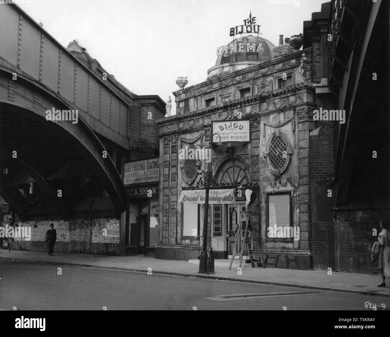 Die KLEINSTE ZEIGEN AUF DER ERDE Direktor 1957 Basil Dearden außen Bijou Kinema Peter Sellers Hallmark Productions/British Lion Filme Stockfoto