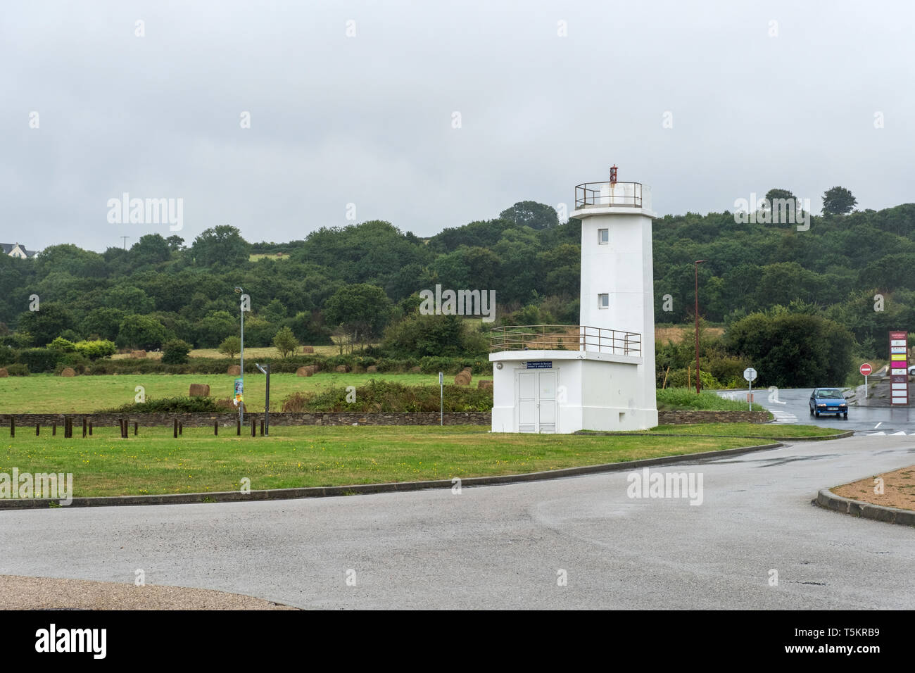 Le Becquet, Frankreich - 16. August 2018: Leuchtturm in Le Becquet de Luynes ist ein Dorf in Cherbourg-de-la-Rivière. Manche, Normandie, Frankreich Stockfoto