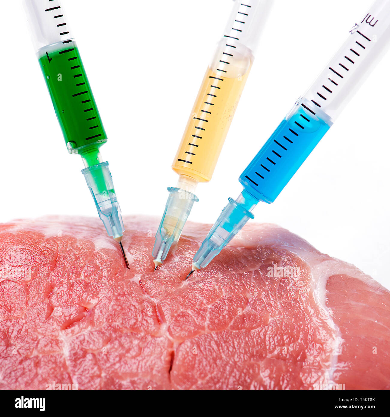 Injektion in Frischfleisch auf weißem Hintergrund Stockfoto