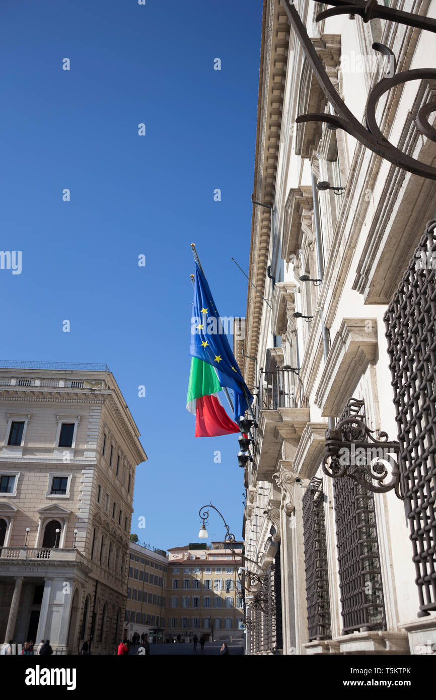 Flaggen über dem Eingang des Palazzo Chigi in Rom, Italien Stockfoto