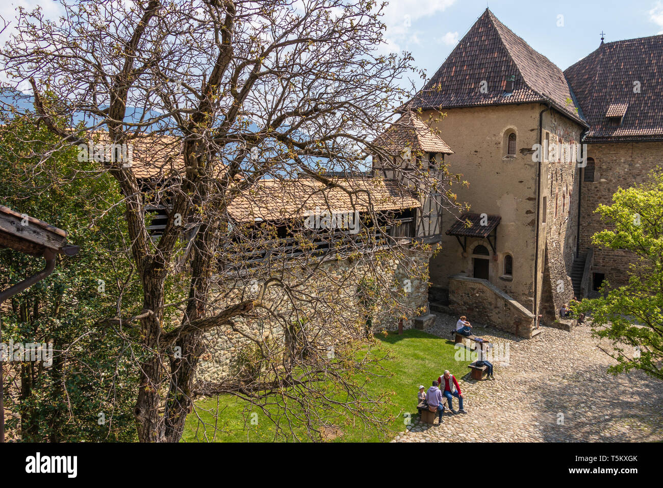 Intramural Schloss Tirol zentralen Platz mit Eingang. Dorf Tirol bei Meran, Provinz Bozen, Südtirol, Italien. Stockfoto