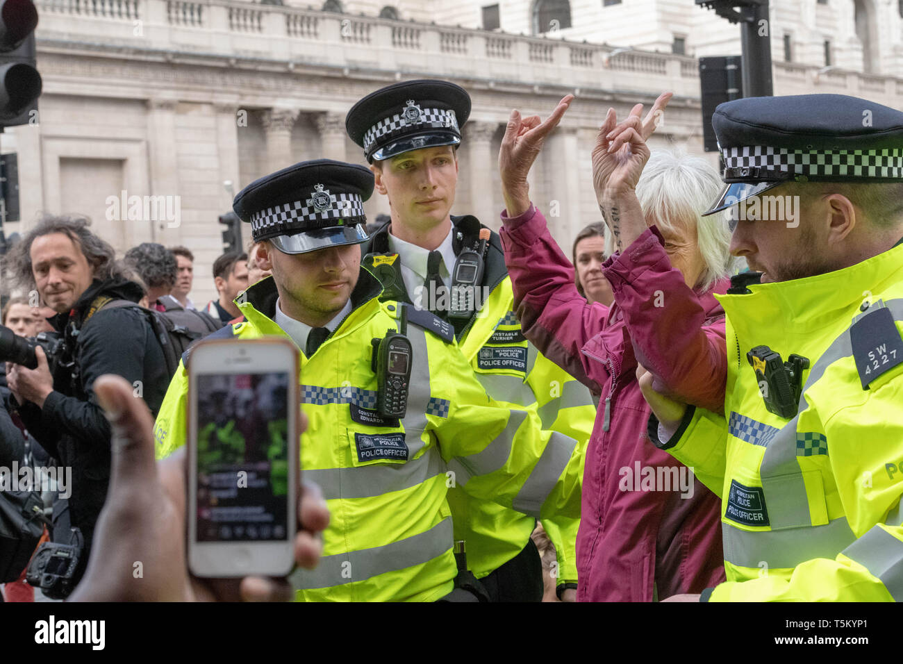 London, Großbritannien. 25. Apr 2019. Polizei nimmt Aussterben Rebellion Demonstranten, die sich in Bank Kreuzung in der Stadt London für die Behinderung von der Autobahn Quelle: Ian Davidson/Alamy leben Nachrichten Stockfoto