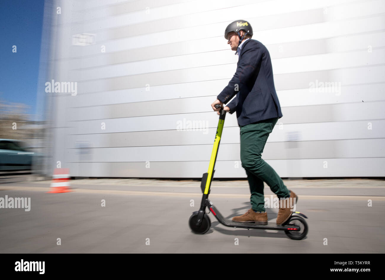 Hamburg, Deutschland. 16 Apr, 2019. Katharina Fegebank (Bündnis 90/Die  Grünen), Hamburgs Zweiter Bürgermeister und Senator für Wissenschaft,  Forschung und Gleichstellung, fährt ein e-Scooter nach einer  Pressekonferenz. Hive, die Internationale e ...