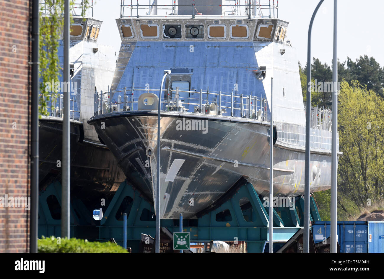 Wolgast, Deutschland. 25 Apr, 2019. Patrouillenboote für Saudi Arabien liegen auf der Werft Gelände der Peene Werft, die zu der Lürssen Werft Gruppe. Die erste Corvette mit einer neuen Serie von der K130-Klasse für die Deutsche Marine wurde auf Kiel in der Werft am Donnerstag festgelegt. Ein Lichtblick für die Peene Arbeiter, da hatte das Unternehmen einige der 300 Mitarbeiter auf Kurz zu senden - nach der Ausfuhr von Waffen für Saudi-arabien. Quelle: Stefan Sauer/dpa/Alamy leben Nachrichten Stockfoto