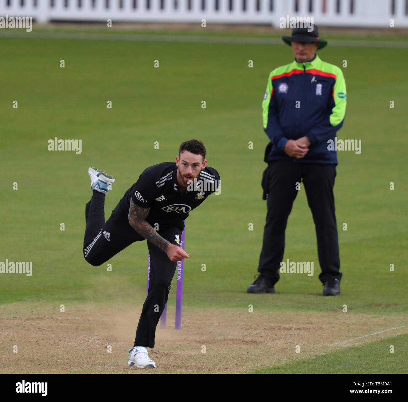 London, Großbritannien. 25. Apr 2019. Jordan Clark von Surrey bowling während der Surrey v Middlesex, Royal London einen Tag Pokalspiel am Kia Oval. Credit: Mitchell Gunn/ESPA-Images/Alamy leben Nachrichten Stockfoto