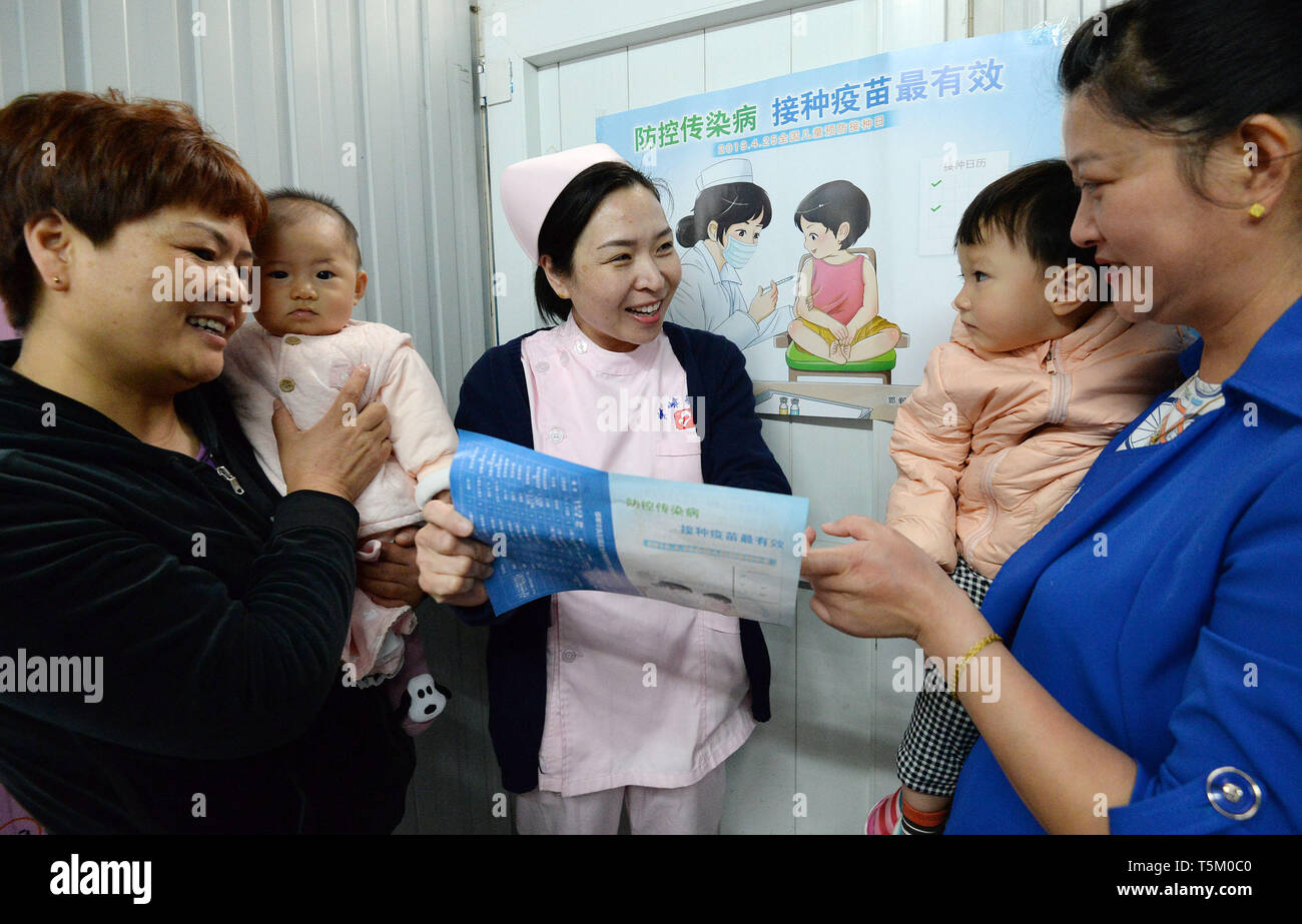 Handan, Hebei Provinz Chinas. 25 Apr, 2019. Ein medizinischer Arbeiter erklärt Wissen über die Impfung für Menschen, die auf Gesundheit von Mutter und Kind Krankenhaus in Handan Stadt, im Norden der chinesischen Provinz Hebei, 25. April 2019. Donnerstag ist der Tag der Kinder Impfung in China. Credit: Hao Qunying/Xinhua/Alamy leben Nachrichten Stockfoto