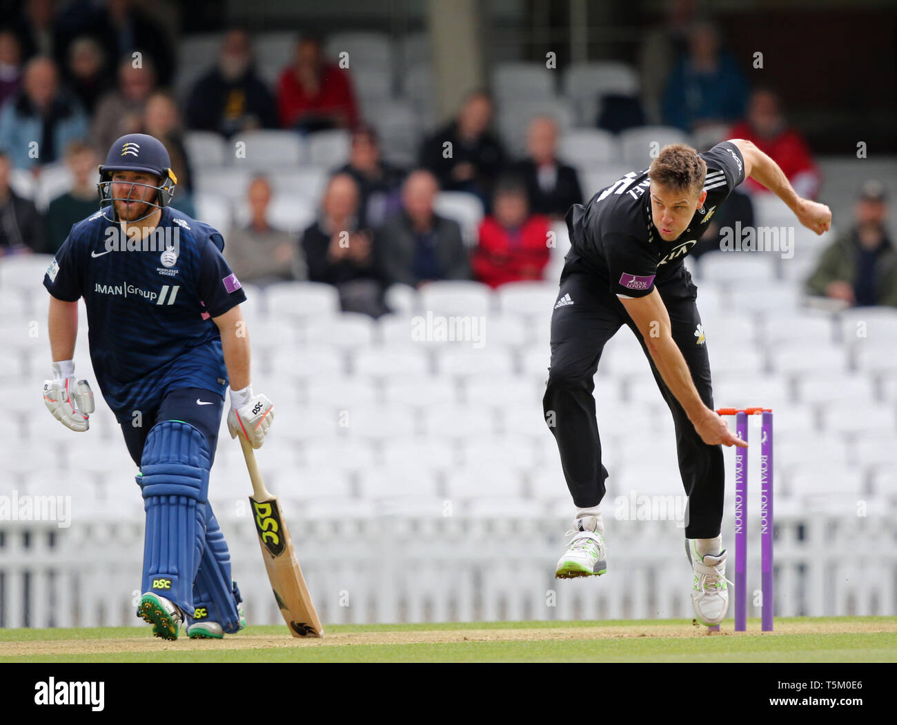 LONDON, ENGLAND. 25. APRIL 2019: Morne Morkel von Surrey bowling während der Surrey v Middlesex, Royal London einen Tag Pokalspiel am Kia Oval. Credit: Mitchell Gunn/ESPA-Bilder Stockfoto