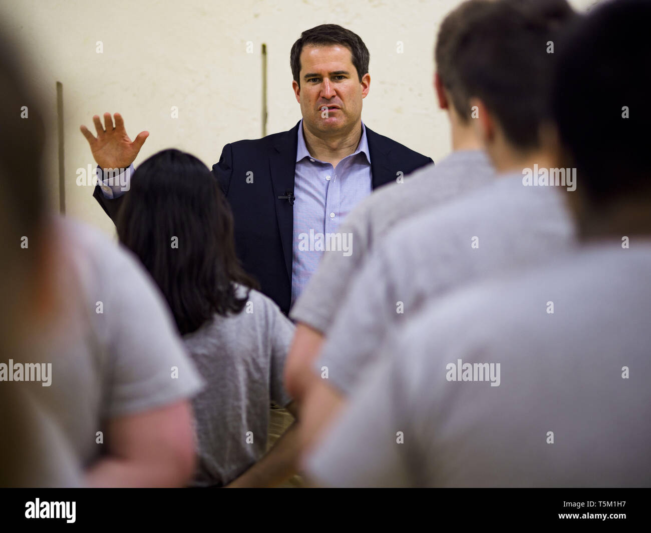 Des Moines, Iowa, USA. 25 Apr, 2019. US-Vertreter SETH MOLTON (D-MA), spricht mit einem jrotc Kurs über den öffentlichen Dienst, einschließlich militärischer Dienst, an der Central Academy. Rep. Molton besucht Zentrale Akademie in Des Moines Donnerstag, Schülerinnen und Schüler und der Schule JROTC Kurs über den öffentlichen Dienst zu sprechen. Molton, ein US-Marine-Veteran, der im Irak diente, läuft der demokratische Kandidat für die US-Präsidentschaft im Jahr 2020. Credit: ZUMA Press, Inc./Alamy leben Nachrichten Stockfoto