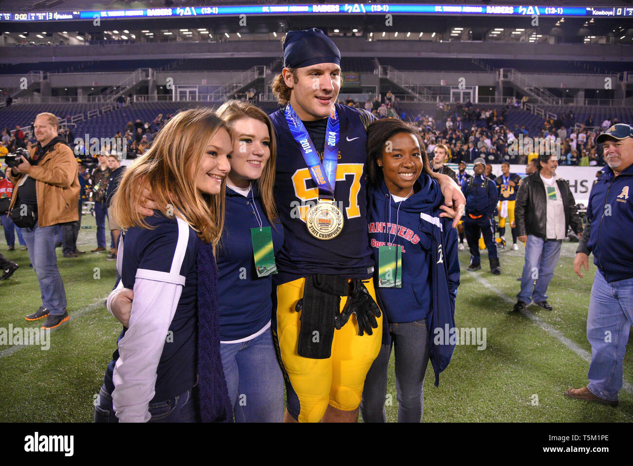 Dezember 12, 2014 - Orlando, Florida, USA - St. Thomas von Aquin defensive lineman Nicholas (Nick) Bosa (97) Während der Florida State High School Class 7 der Staat Meisterschaftspiel bei den Citrus Bowl am Dez. 12, 2014 in Orlando, Florida. Bosa, der an der Ohio State College Football zu spielen, wird erwartet, um in der Spitze der NFL Draft zu sein ...Â© 2014 Scott Miller, A., (Credit Bild: © Scott Miller, A./ZUMA Draht) Stockfoto