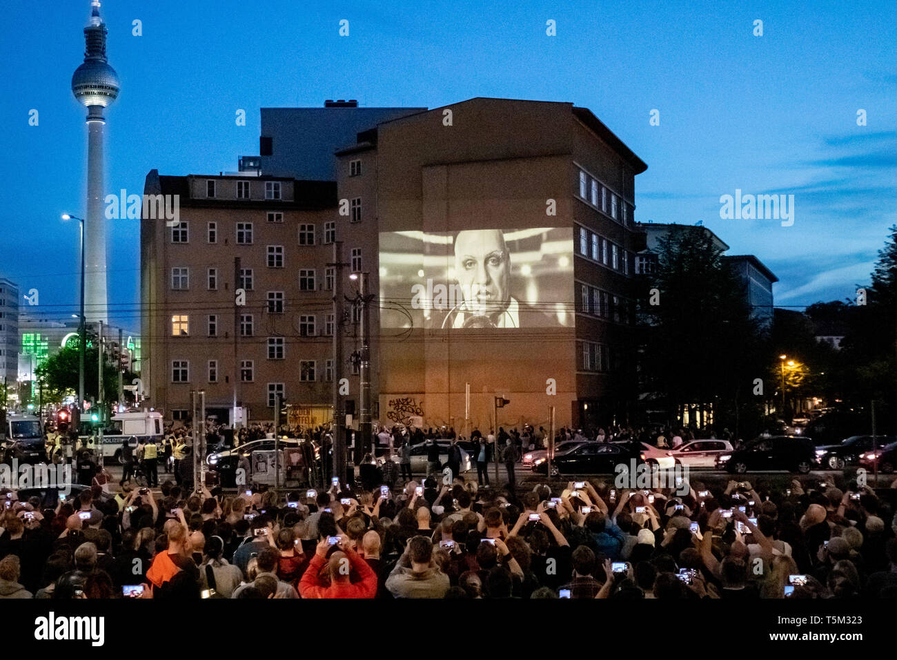 Berlin, Deutschland. 25 Apr, 2019. Zahlreiche Menschen Video der Band Rammstein singen 'Radio', an der Ecke Torstraße/Prenzlauer Allee. Credit: Christoph Soeder/dpa/Alamy leben Nachrichten Stockfoto