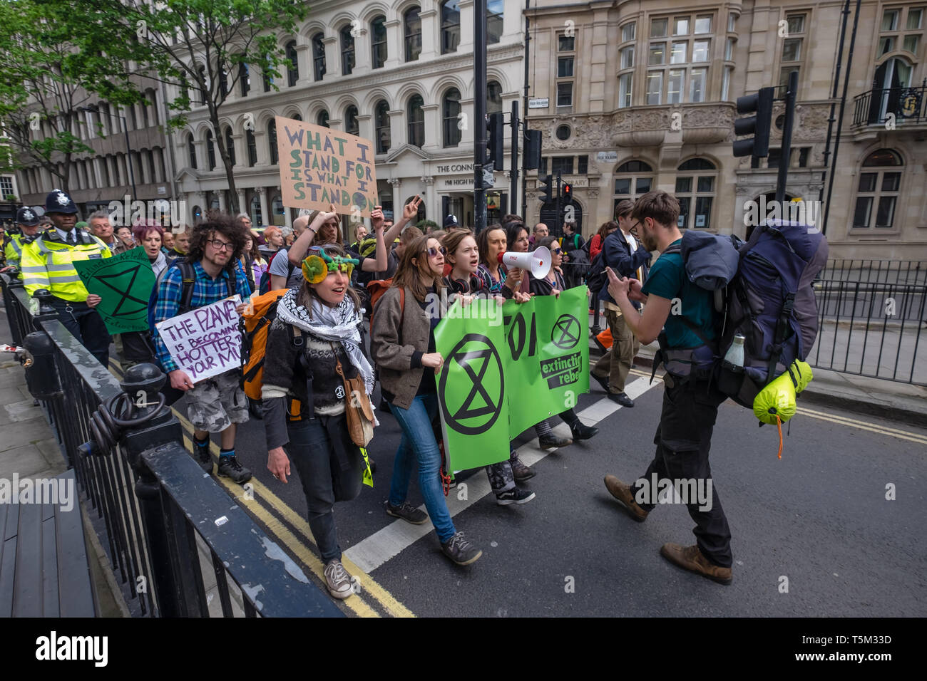 London, Großbritannien. 25. April 2019. Eine Gruppe von Aussterben Rebellion Demonstranten März bis Holborn zurück zu Marble Arch nach der Anwendung von Maßnahmen in der Londoner City. Als sie marschierten sie sangen und sangen ihre Forderungen für die Regierung ein Klima Notfall, Für Null CO2-Emissionen bis 2025 und eines Bürgers. Dieser erwartete war der letzte Tag des Lagers bei Marble Arch zu erklären. Peter Marshall / alamy Leben Nachrichten Stockfoto