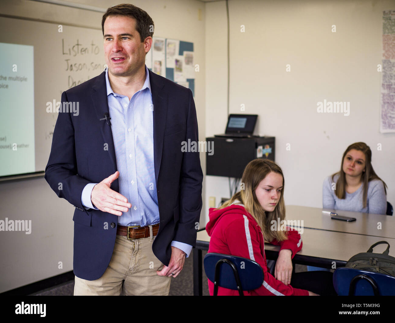 Des Moines, Iowa, USA. 25 Apr, 2019. US-Vertreter SETH MOLTON (D-MA), Gespräche mit einem Sozialwissenschaften Kurs über den öffentlichen Dienst an der Zentralen Akademie. Rep. Molton besucht Zentrale Akademie in Des Moines Donnerstag, Schülerinnen und Schüler und der Schule JROTC Kurs über den öffentlichen Dienst zu sprechen. Molton, ein US-Marine-Veteran, der im Irak diente, läuft der demokratische Kandidat für die US-Präsidentschaft im Jahr 2020. Credit: ZUMA Press, Inc./Alamy leben Nachrichten Stockfoto