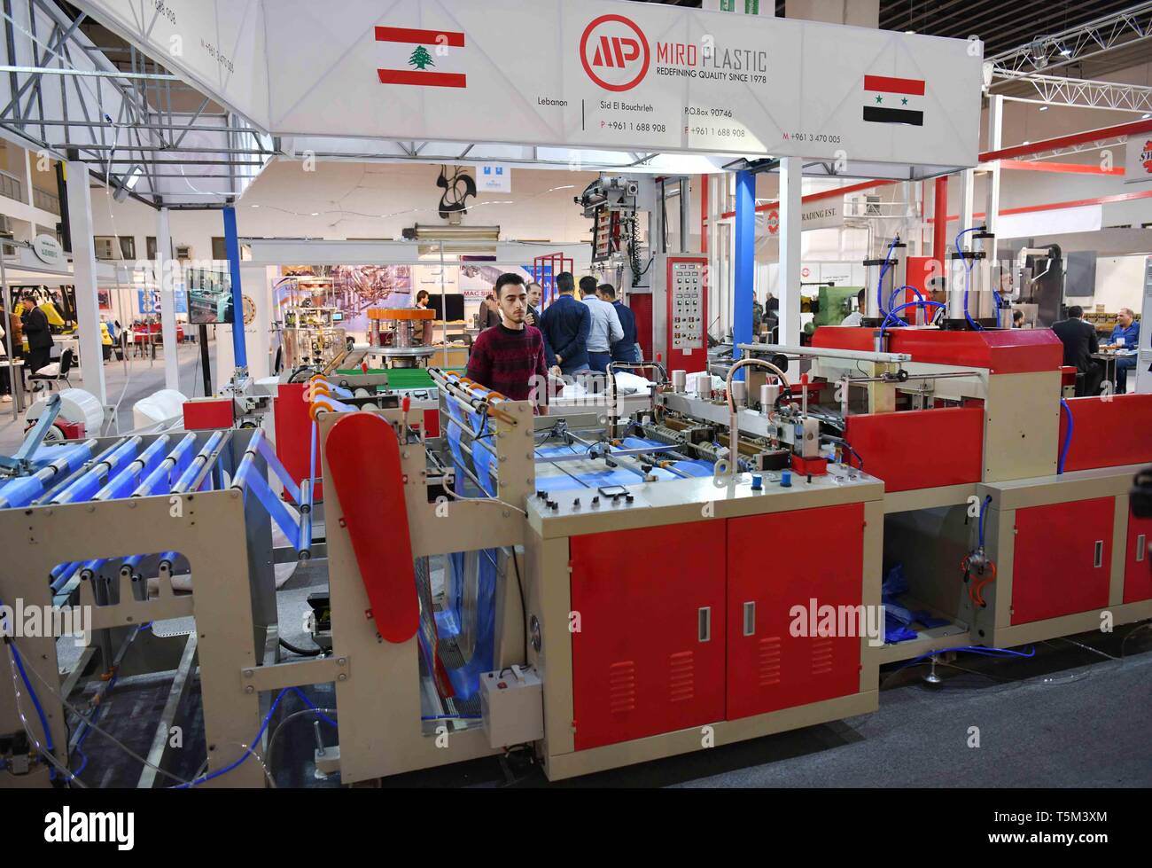 (190425) - DAMASKUS, April 25, 2019 (Xinhua) - industrielle Geräte- und Maschinentypen werden an der libanesischen Pavillon der Messe Industrie in Damaskus, der Hauptstadt von Syrien gesehen, am 24. April 2019. Libanesische Unternehmen entscheiden sich am Wiederaufbau Prozess in Syrien zu nehmen aufgrund der Nähe und der Gemischten sozialen Gefüge mit Syrien. Libanesische Unternehmen haben kürzlich aktiv in der Teilnahme an den Messen, die in Damaskus festgehalten werden. Ihre Teilnahme ist der in der industriellen Messe in Damaskus' Messegelände, wo die libanesische Unternehmen haben eine ganze Pavillon. (Xinhua / Ammar Safarjalani) Stockfoto