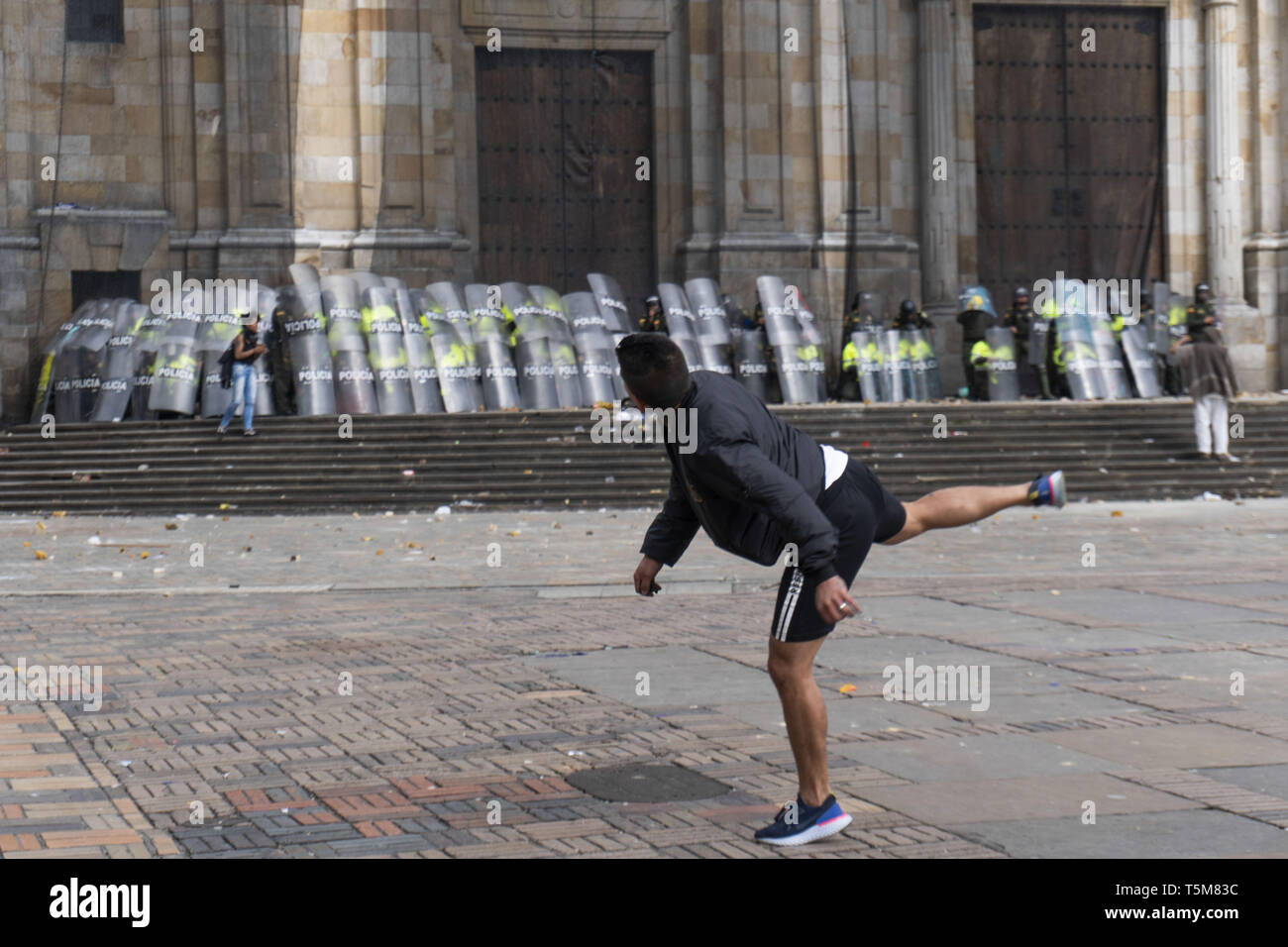 Bogota, Kolumbien. 25 Apr, 2019. April 25, 2019 - Ein mit Kapuze Mann, warfen Steine auf die Polizei, die in der März der nationalen Streik in der Stadt Bogotá Credit: Daniel Garzon Herazo/ZUMA Draht/Alamy Live News Credit: ZUMA Press, Inc./Alamy leben Nachrichten Stockfoto