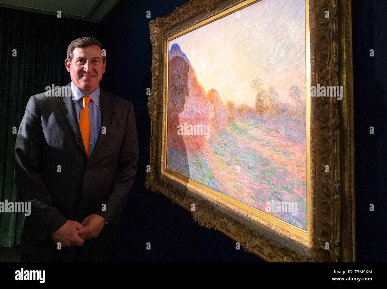 Hong Kong,. 26 Apr, 2019. August Uribe, Leiter von Sotheby's Impressionist & Modern Art in New York ist an Hand einzuführen, die Claude Monet 'Meules'' auf dem Display in Hongkong. SOTHEBY'S ist ein Symbol der impressionistischen Malerei zum Verkauf in New York Verkauf am 14. Mai 2019 an. Meules von 1890 ist eine von Claude Monets berühmten heuballen Serie. Credit: Jayne Russell/ZUMA Draht/Alamy leben Nachrichten Stockfoto