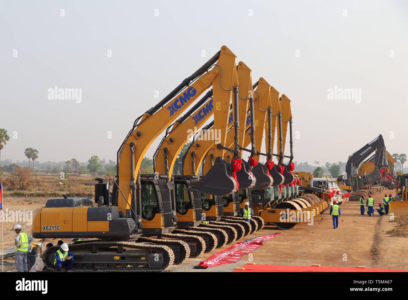 (190426) - Peking, April 26, 2019 (Xinhua) - Maschinen während der Spatenstich für den Bau einer 190-km-Autobahn erstreckt sich von der Hauptstadt Phnom Penh zum Tiefwasserhafen Provinz Preah Sihanouk in Kampong Speu, Kambodscha, 22. März 2019. China Straße und Brücke Corporation (CRBC) investiert rund zwei Milliarden US-Dollar für das Projekt, das vier Jahre konstruiert zu sein, angefangen von März 2019 bis März 2023. Die Schnellstraße wird zwei Fahrstreifen für jede Richtung und Fahrzeuge können mit einer Geschwindigkeit von 100 km pro Stunde haben. Aus Kambodscha, Äthiopien Geor Stockfoto