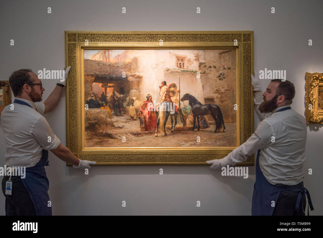 London, Großbritannien. 26. April 2019. Sotheby's im Nahen und Mittleren Osten Kunst verkauf Vorschau an der New Bond Street umfasst Künste der islamischen Welt des 20. Jahrhunderts im Nahen Osten Kunst, Orientalist verkauf Vorschau & Manoucher Yektai Ausstellung. Bild: Der Orientalist Verkauf. Frederick Arthur Bridgman, AMERIKANISCHE. Straße in Algerien. Schätzung £ 200,000-300,000. Credit: Malcolm Park/Alamy Leben Nachrichten. Stockfoto