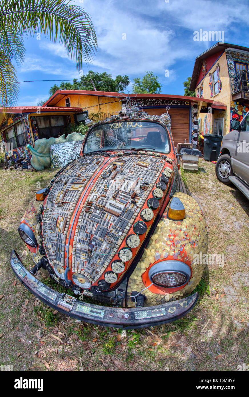 VW in Bunte psychedelische Whimzeyland oder der Bowling Ball Haus in Safety Harbor Florida Stockfoto