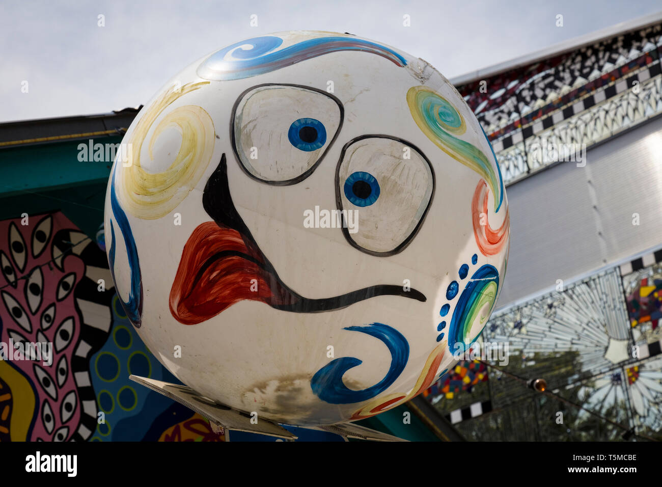Lustiges Gesicht an bunten funky Safety Harbor Kunst und Musik Center oder SHAMC in Safety Harbor Florida Stockfoto