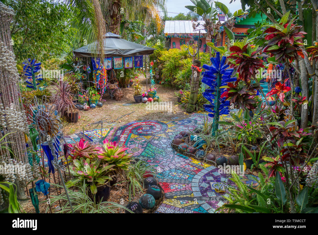 Bunte psychedelische Whimzeyland oder der Bowling Ball Haus in Safety Harbor Florida Stockfoto