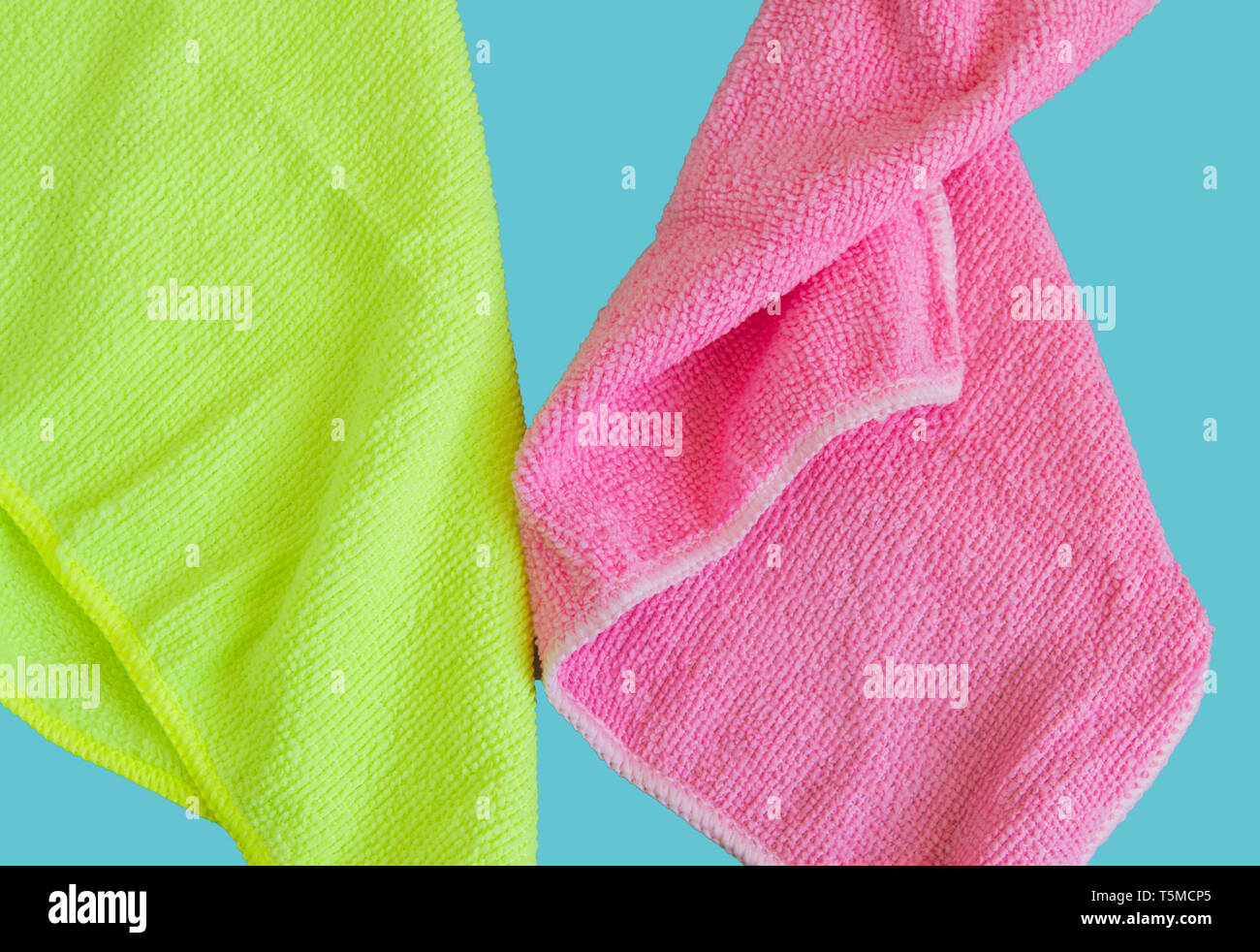 Mikrofasertücher auf blauem Hintergrund isoliert, Werkzeuge für die Reinigung und Sauberkeit. Das Konzept der Frühling Reinigung, flach. Stockfoto