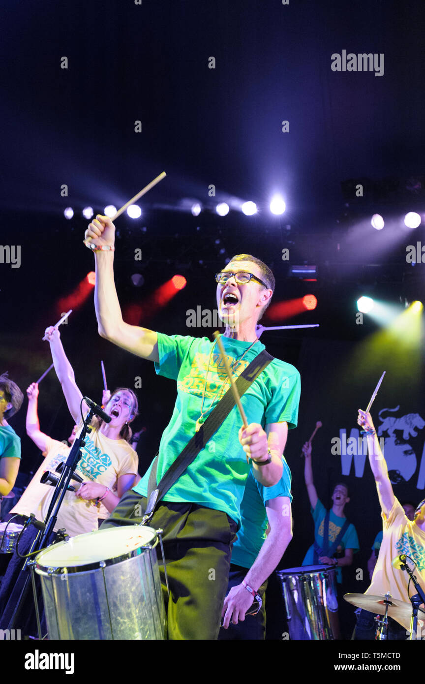 Die Magische Trommel Orchester im WOMAD-Festival, Charlton Park, UK, 25. Juli 2014 durchführen. Stockfoto