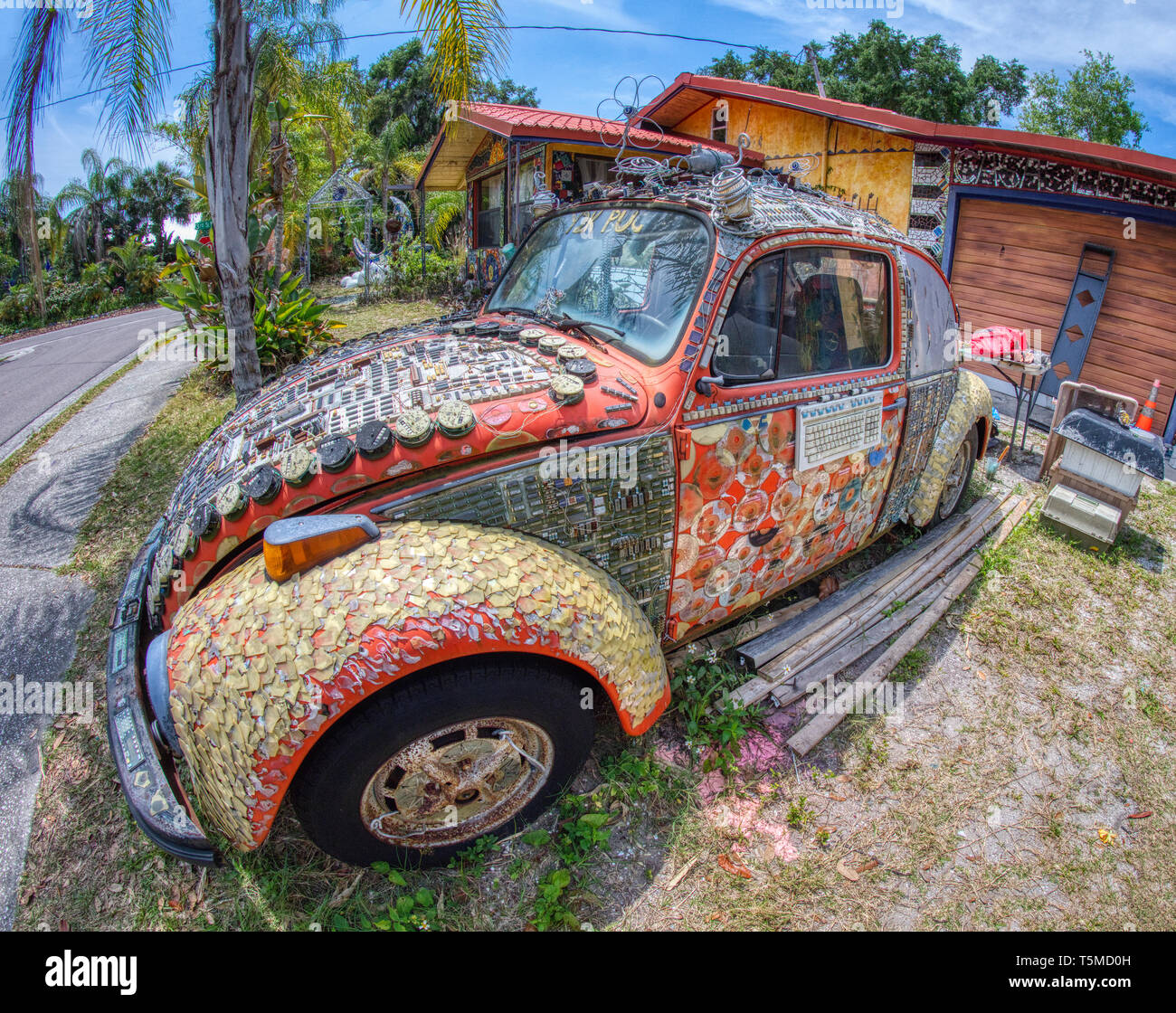 VW in Bunte psychedelische Whimzeyland oder der Bowling Ball Haus in Safety Harbor Florida Stockfoto