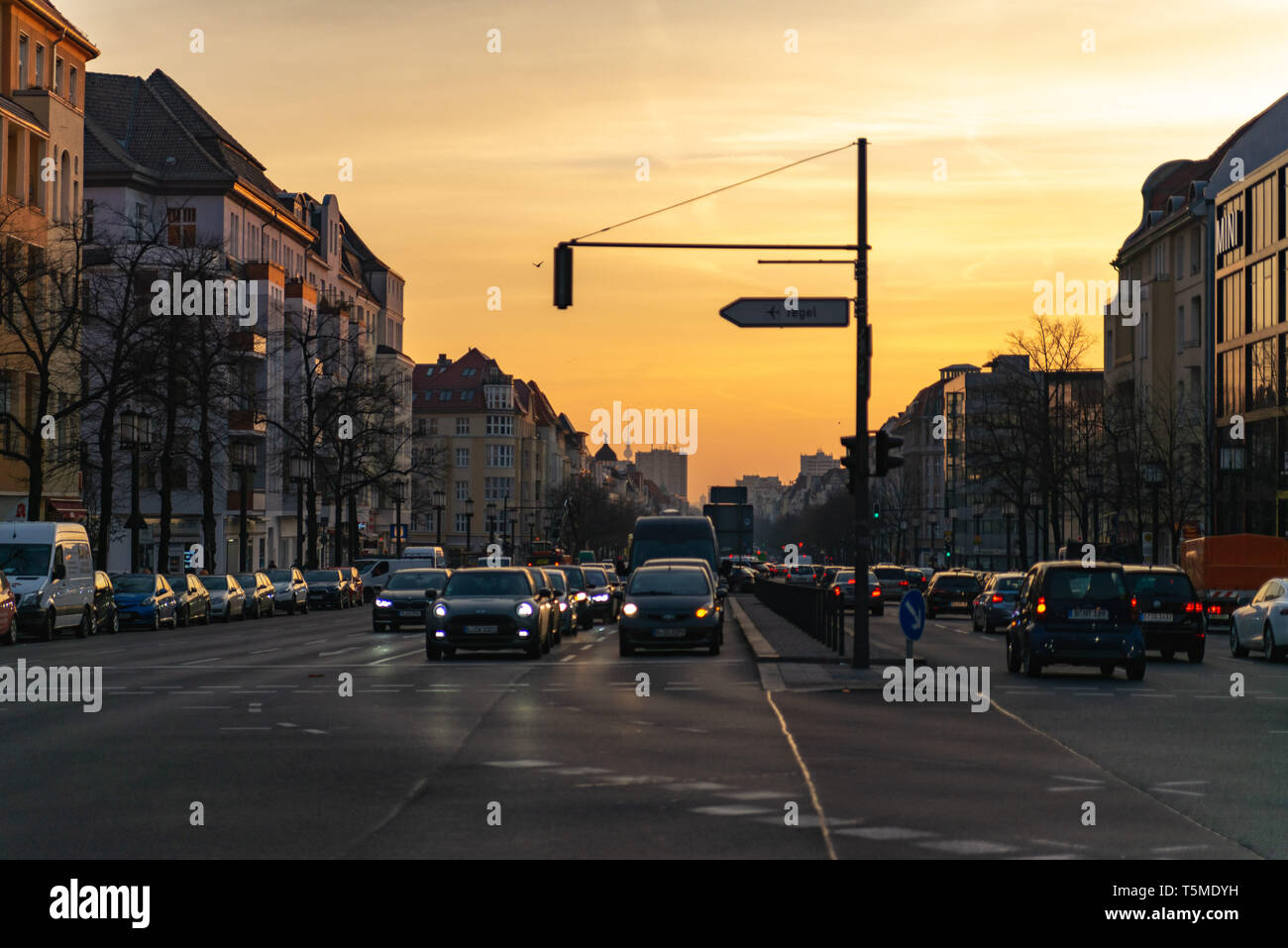 Berlin, Deutschland. Februar 19, 2019. Morgen in Berlin. Blick auf die Stadt von der Straße mit Autos. Schild zum Flughafen Tegel. Stockfoto