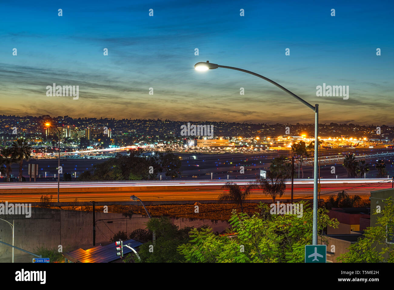 Auto helle Streifen auf der Interstate 5. Stadt von San Diego, CA. Stockfoto