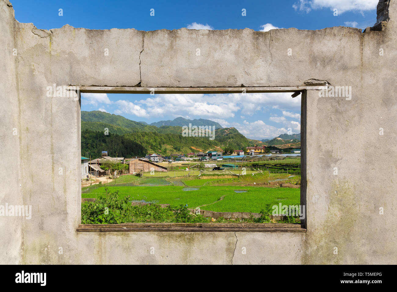 Fenster bietet Ausblick auf den kleinen Dorf in der Nähe von Sapa, Vietnam, Asien Stockfoto