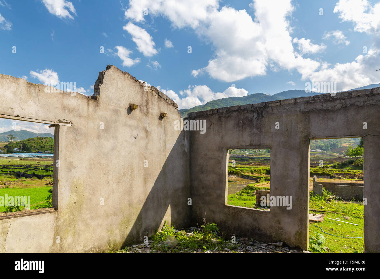 Fenster bietet Ausblick auf den kleinen Dorf in der Nähe von Sapa, Vietnam, Asien Stockfoto