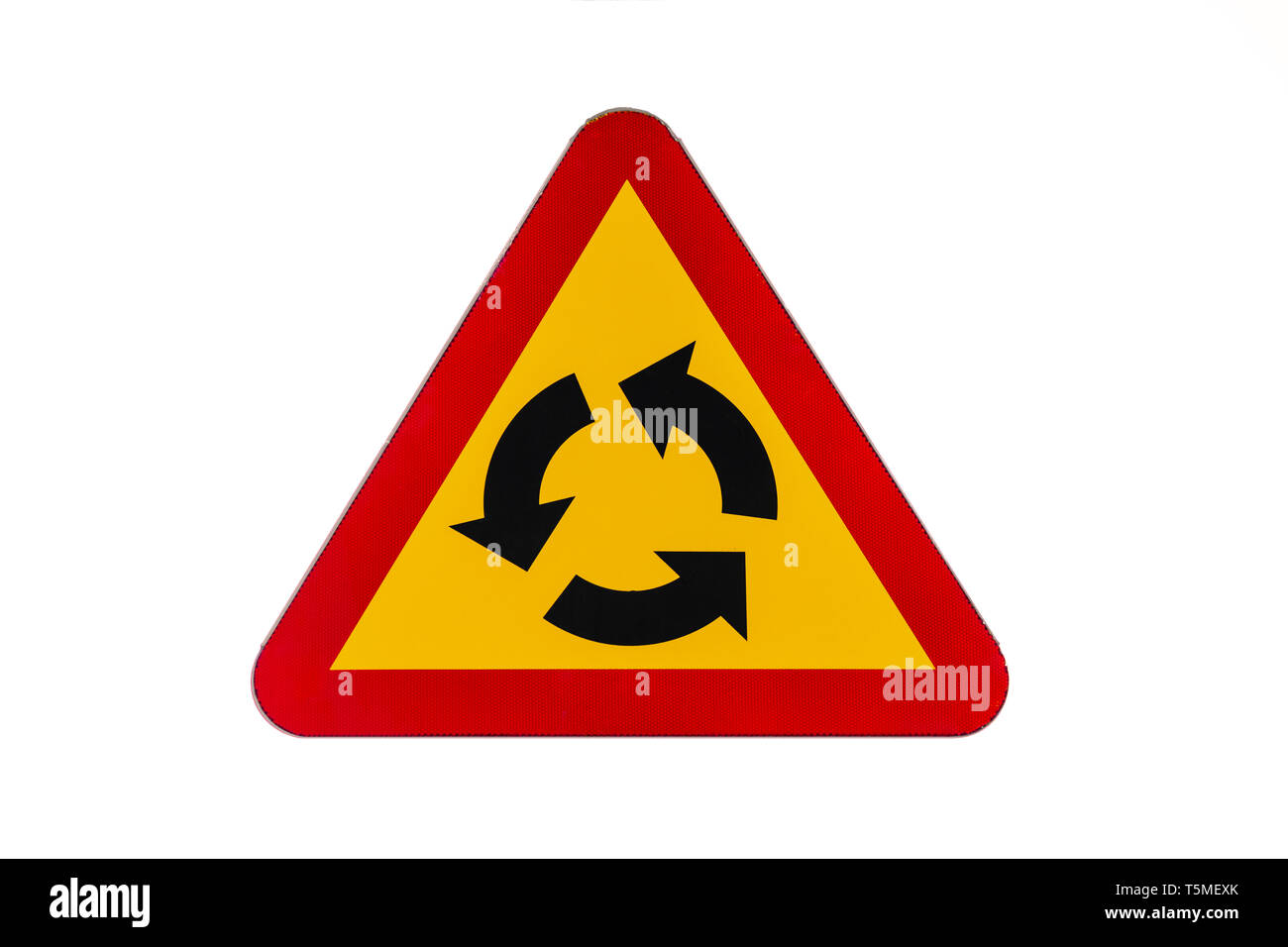 Ein isolierter Kreisverkehr Zeichen aus Schweden isoliert auf einem weißen Hintergrund. Stockfoto
