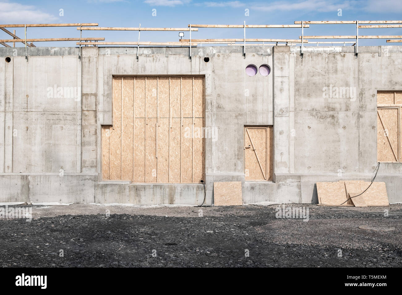 Eine Baustelle, Gebäude im Fortschritt. Eine massive Zement Fundament und Wände, mit zwei Türen. Stockfoto