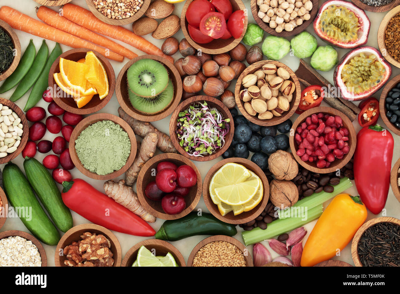 Gesundheit Nahrung für sauber essen Konzept mit frischem Obst, Gemüse, Beilage Pulver, Hülsenfrüchte, Getreide, Samen, Nüssen, Kräutern und Gewürzen. Stockfoto