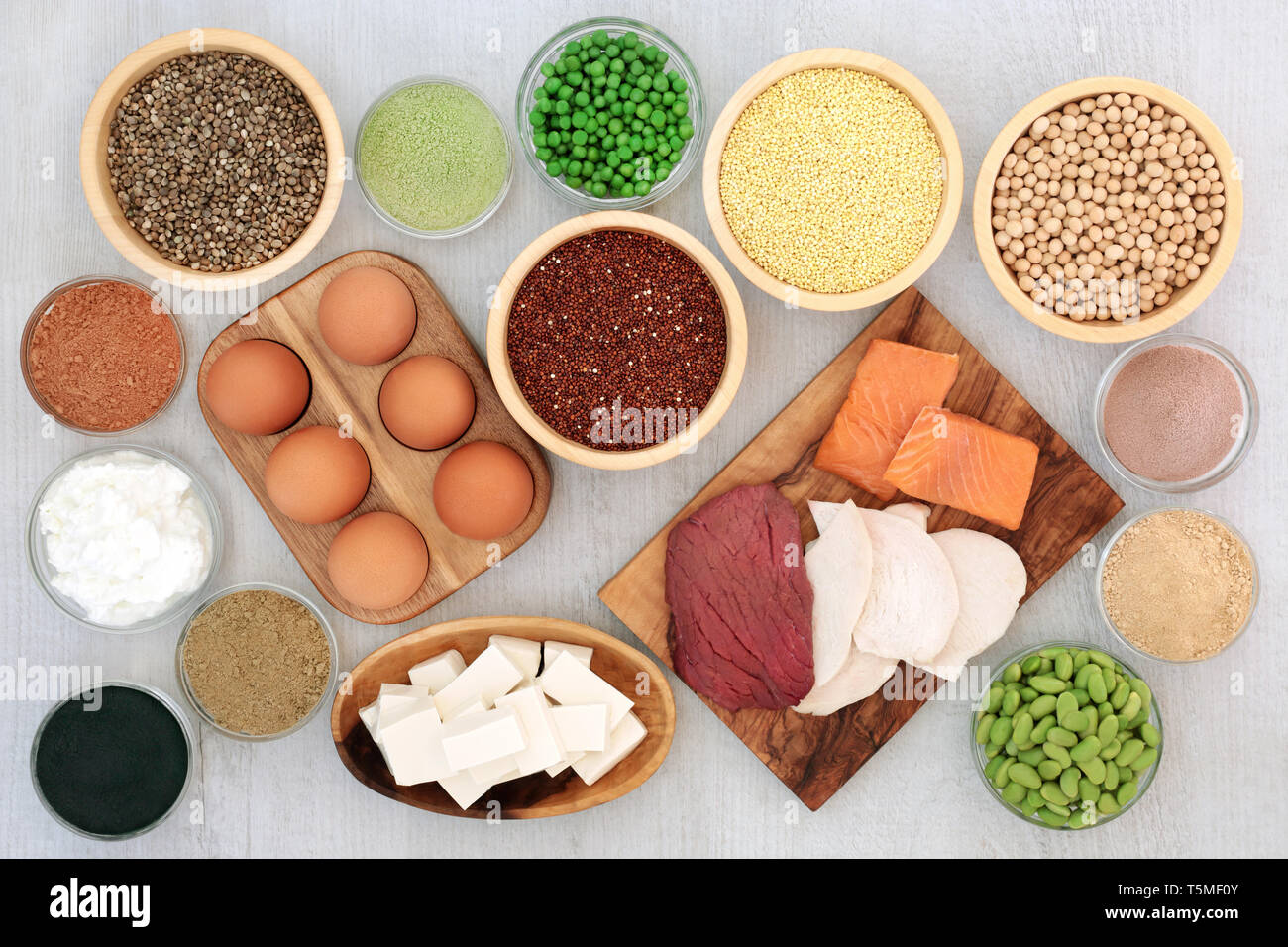 High Protein health food Konzept mit Milchprodukte, Hülsenfrüchte, Tofu, Gemüse, Körner, zu ergänzen, zu Pulver und Samen. Stockfoto