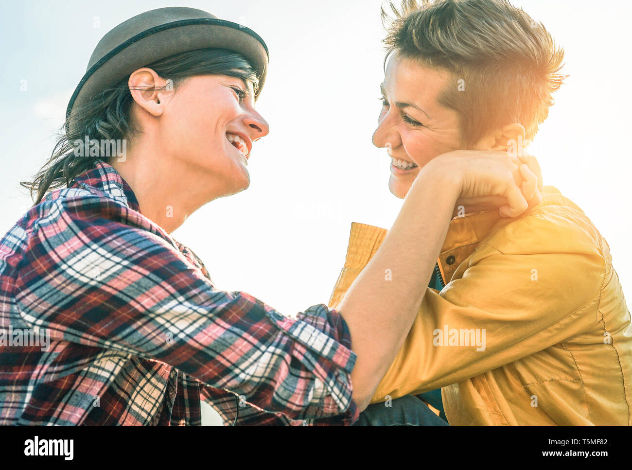 Glücklich homosexuelle Paare einander an der Hand zu Hand - junge Frauen Lesben ein bewegender Moment im Freien Stockfoto