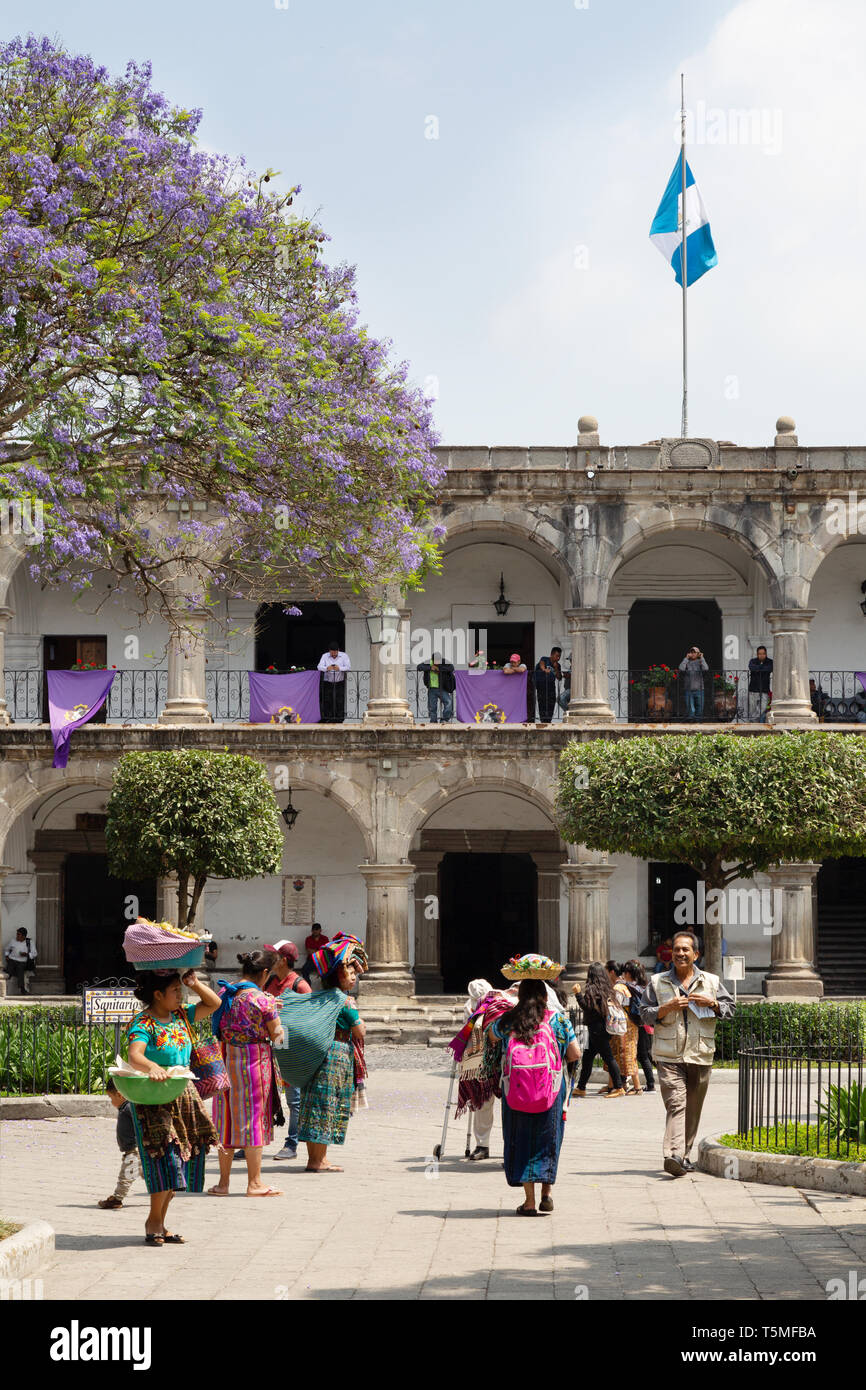 Antigua Guatemala - die Menschen in den zentralen Platz oder Plaza Mayor, Antigua, Guatemala, Mittelamerika Stockfoto