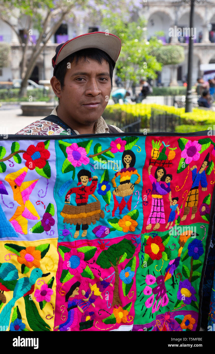 Guatemala street Trader - guatamalan Mann verkauf von bunten lokalen Kunsthandwerk, Antigua, Guatemala Mittelamerika Stockfoto