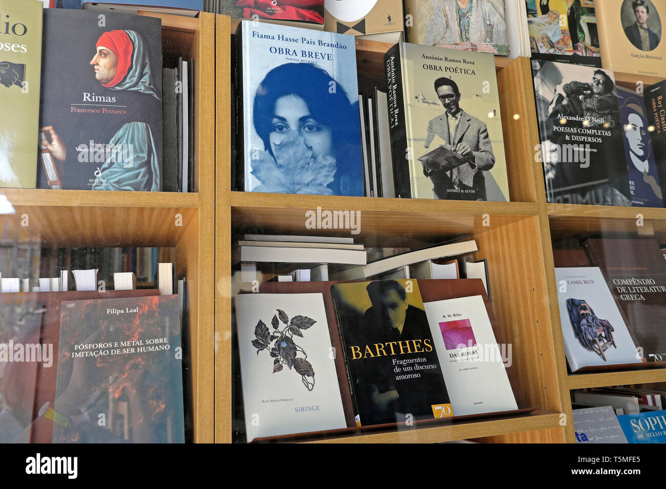 Roland Barthes Buch und verschiedene literarische Bücher in der livraria Poetria Buchhandlung Fenster in Porto Porto Portugal Europa EU-KATHY DEWITT Stockfoto
