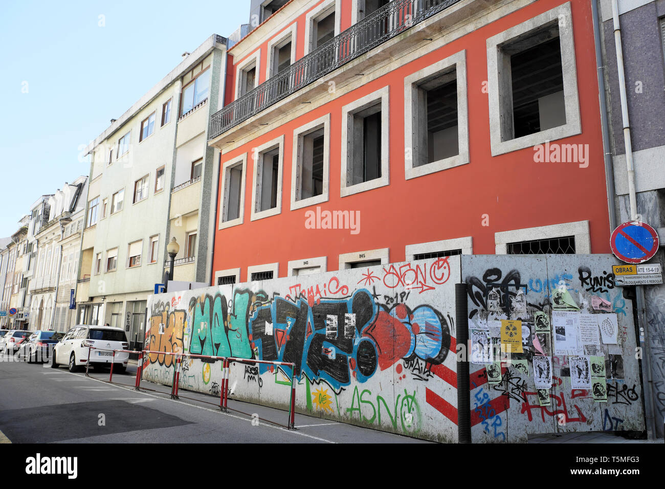 Außenansicht der Fassade des Gebäudes renoviert mit grafitti auf Horten in trendigen Rua Miguel Bombarda in Porto Portugal KATHY DEWITT Stockfoto