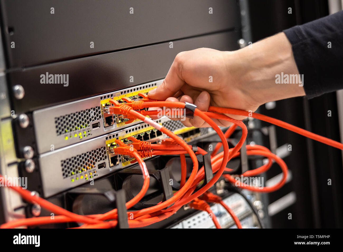 Nahaufnahme der männlichen Techniker anschließen Netzwerk Kabel Netzwerk Router Stockfoto