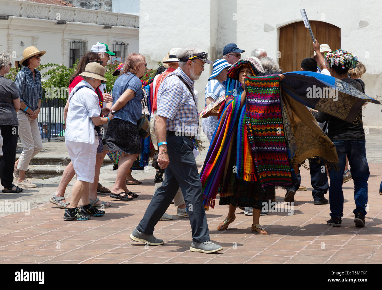 Straßenverkäufer und Touristen, Antigua Guatemala Lateinamerika - Touristen von Straßenhändlern belästigt zu werden; Beispiel für die Gefahren der Reise- und Tourismusbranche Stockfoto