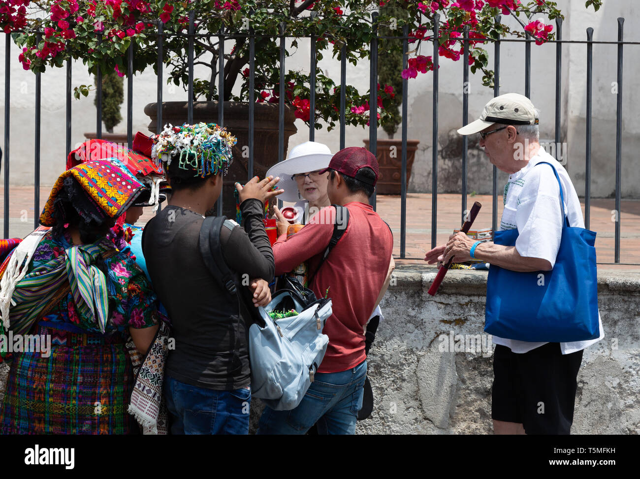 Straßenverkäufer und Touristen, Antigua Guatemala Mittelamerika - Touristen von Straßenhändlern belästigt zu werden; Beispiel für die Gefahren der Reise- und Tourismusbranche Stockfoto
