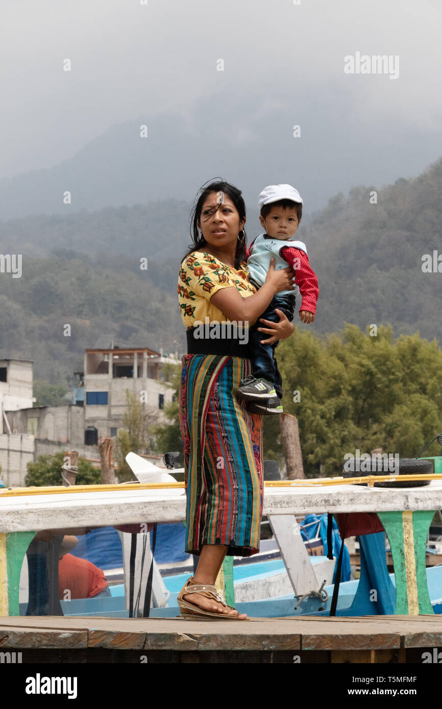 Guatemala - Eine junge Mutter und Kind auf dem Steg, Stadt Santiago Atitlan, Guatemala Mittelamerika Stockfoto